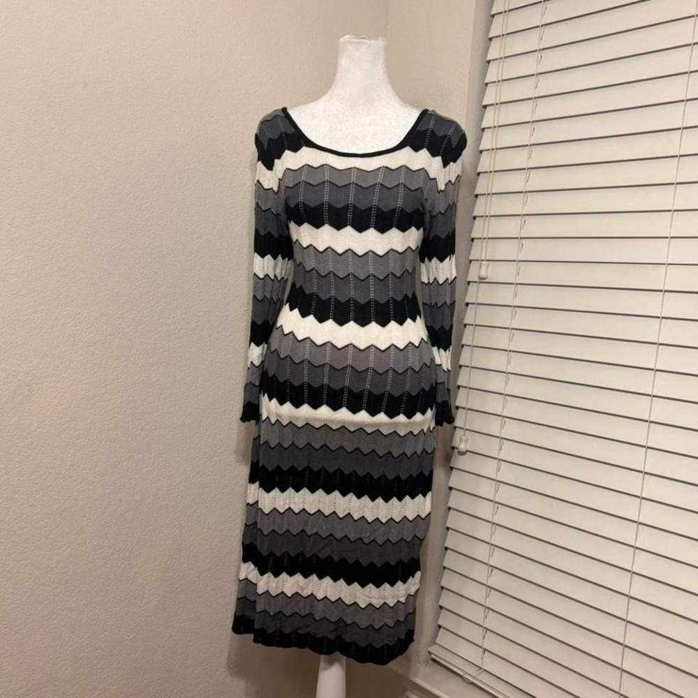 size m midi length long sleeve knit zig zag chevron black gray striped dress